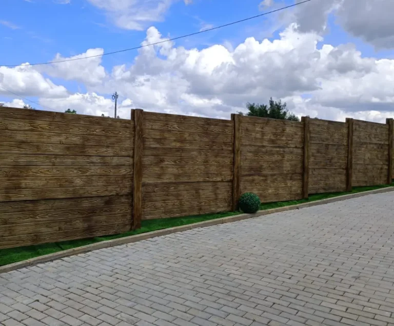 Vedação modular de betão Euromuro com textura de madeira