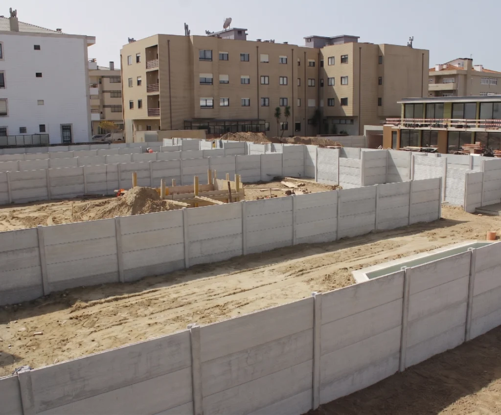 Vedações modulares de betão num projeto de construção