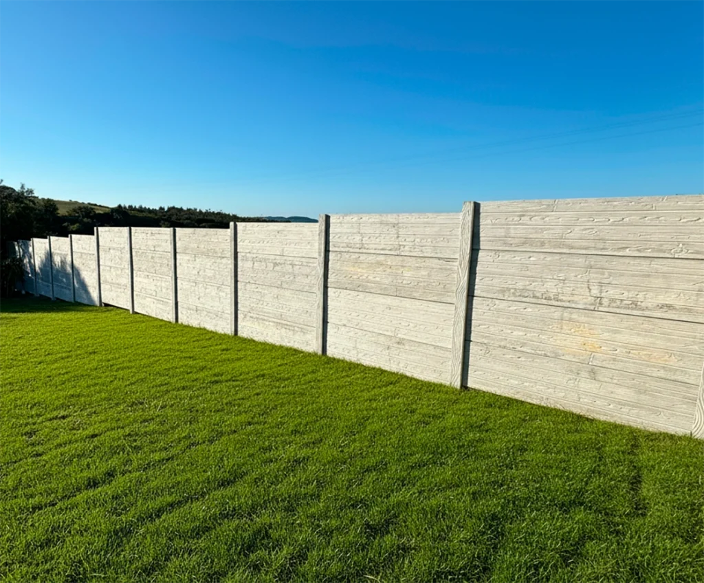 Vedação modular branca junto a relvado