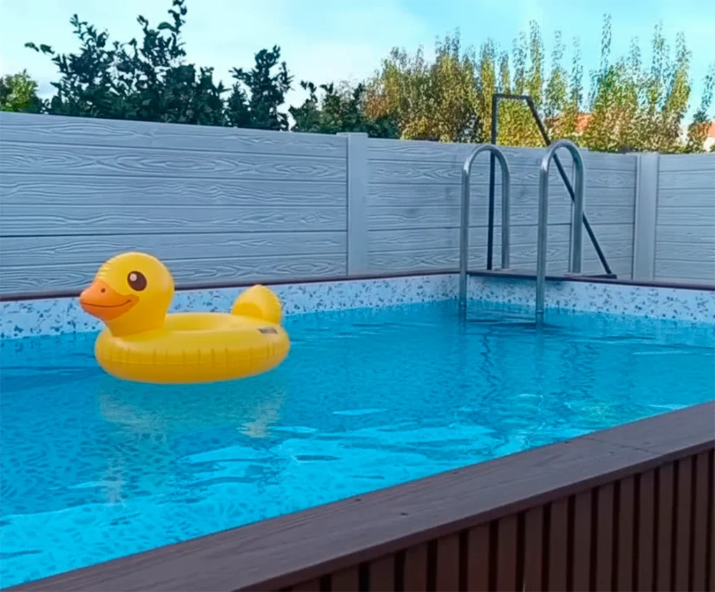 Vedação branca de betão junto a piscina