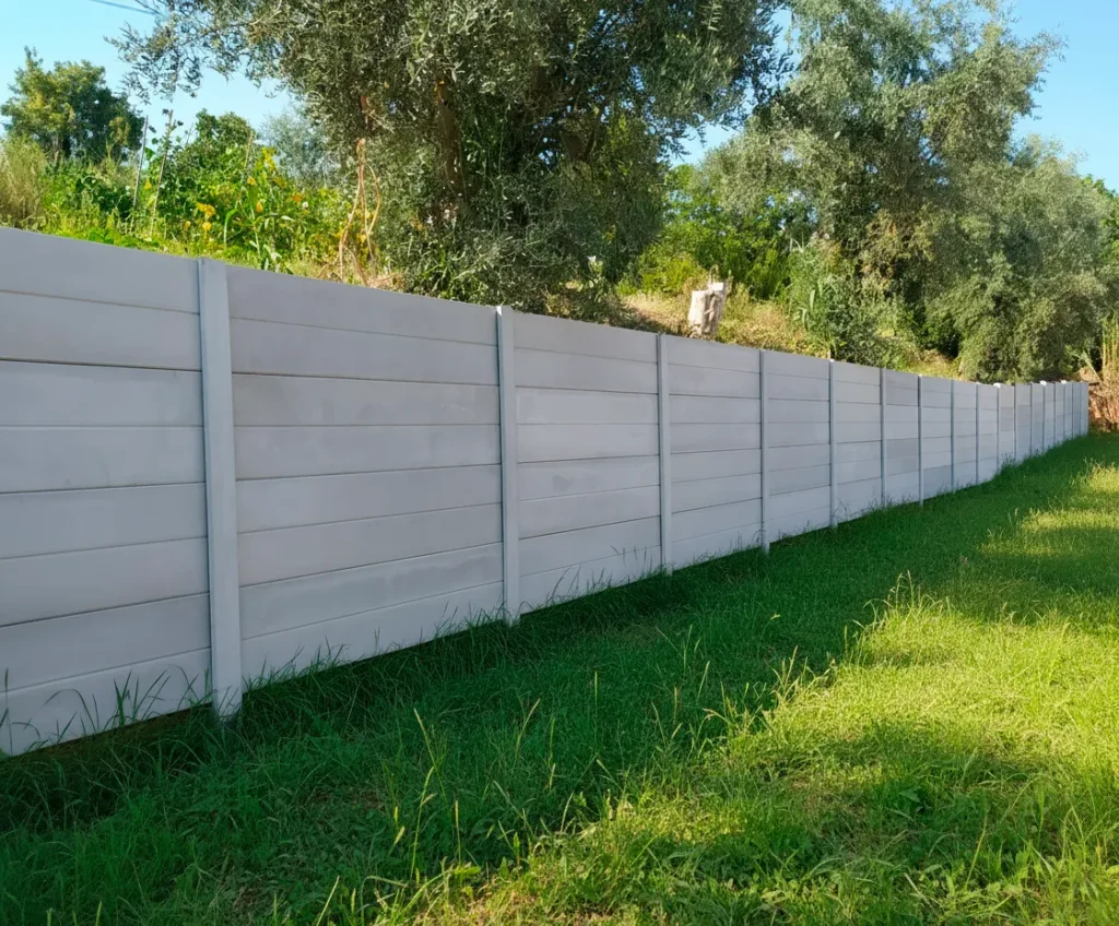 Vedação modular de betão num terreno arborizado